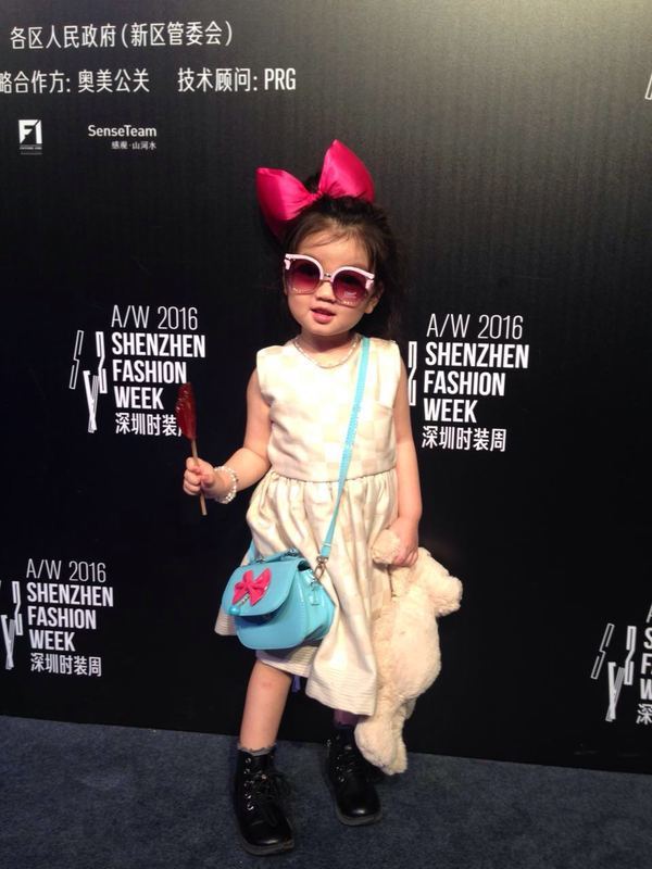 近日，一位网络萌娃崔雅涵红极网络，带给众人眼前一亮的感觉。