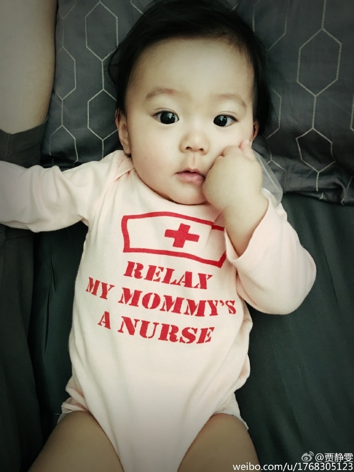 贾静雯晒女儿大眼照