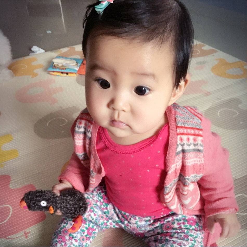 贾静雯在微博上晒出女儿大眼萌照，自曝女儿咘咘长牙发烧要抱抱，老公修杰楷半边肩膀实力出镜，一家人十分幸福。