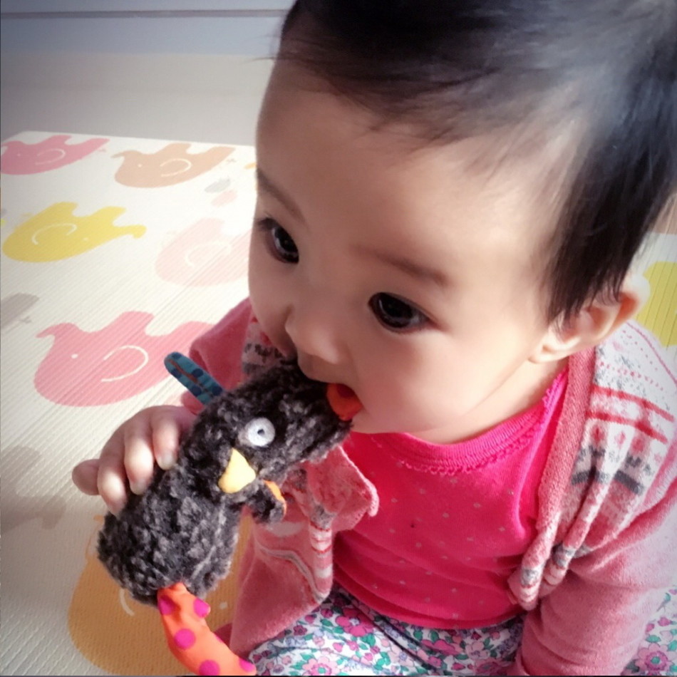 贾静雯在微博上晒出女儿大眼萌照，自曝女儿咘咘长牙发烧要抱抱，老公修杰楷半边肩膀实力出镜，一家人十分幸福。