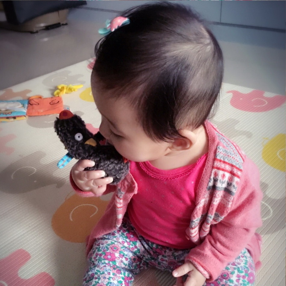 贾静雯在微博上晒出女儿大眼萌照，自曝女儿咘咘长牙发烧要抱抱，老公修杰楷半边肩膀实力出镜，一家人十分幸福。