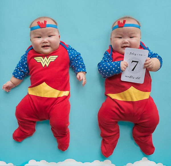 近日，新加坡一对八个月大的双胞胎姐妹的萌照在Ins上走红，她们所穿的系列服装都由其母亲精心搭配，甚至包括《星球大战》中的角色和美人鱼，萌翻网友。