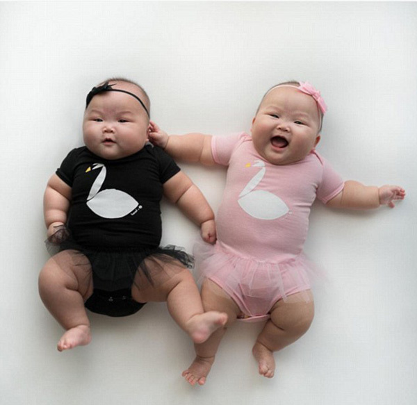 近日，新加坡一对八个月大的双胞胎姐妹的萌照在Ins上走红，她们所穿的系列服装都由其母亲精心搭配，甚至包括《星球大战》中的角色和美人鱼，萌翻网友。