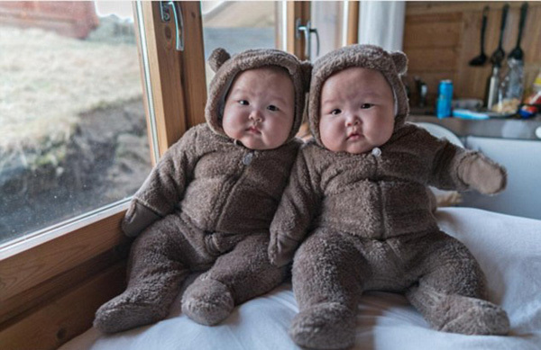 近日，新加坡一对八个月大的双胞胎姐妹的萌照在Ins上走红，她们所穿的系列服装都由其母亲精心搭配，甚至包括《星球大战》中的角色和美人鱼，萌翻网友。