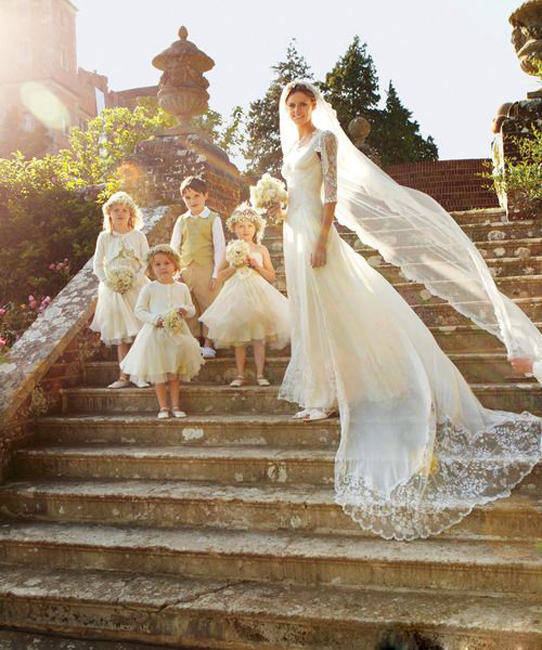 色彩艳丽的花朵与绿色的枝叶簇成花冠戴在小花童的头上，尽显森林小仙子的气质，站在新娘旁边十分有爱，这样的画面让婚礼格外印象深刻，与众不同。