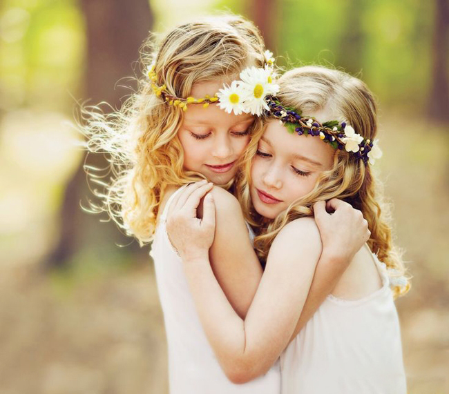 色彩艳丽的花朵与绿色的枝叶簇成花冠戴在小花童的头上，尽显森林小仙子的气质，站在新娘旁边十分有爱，这样的画面让婚礼格外印象深刻，与众不同。