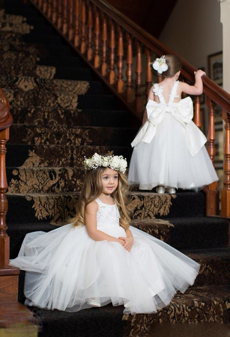 色彩艳丽的花朵与绿色的枝叶簇成花冠戴在小花童的头上，尽显森林小仙子的气质，站在新娘旁边十分有爱，这样的画面让婚礼格外印象深刻，与众不同。