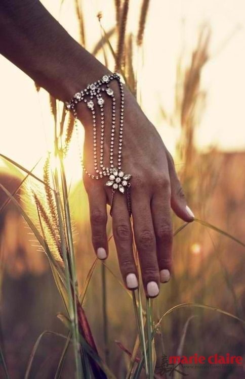 转眼就立夏，要问夏日必备单品，连指手链绝对再重要不过。捂了一个冬天的细嫩肌肤在夏日展现，在白皙的手指上套上或简洁或略带造型的连指手链，不仅拉长了整个手部的线条，更比单戴戒指和手链多了一丝生气。