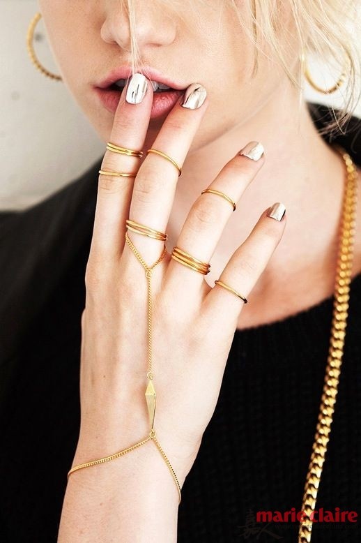 转眼就立夏，要问夏日必备单品，连指手链绝对再重要不过。捂了一个冬天的细嫩肌肤在夏日展现，在白皙的手指上套上或简洁或略带造型的连指手链，不仅拉长了整个手部的线条，更比单戴戒指和手链多了一丝生气。