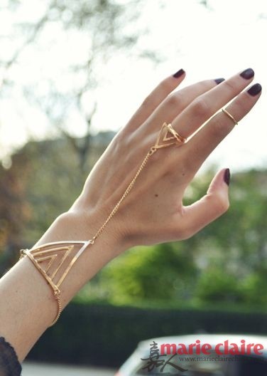 转眼就立夏，要问夏日必备单品，连指手链绝对再重要不过。捂了一个冬天的细嫩肌肤在夏日展现，在白皙的手指上套上或简洁或略带造型的连指手链，不仅拉长了整个手部的线条，更比单戴戒指和手链多了一丝生气。