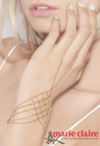 转眼就立夏，要问夏日必备单品，连指手链绝对再重要不过。捂了一个冬天的细嫩肌肤在夏日展现，在白皙的手指上套上或简洁或略带造型的连指手链，不仅拉长了整个手部的线条，更比单戴戒指和手链多了一丝生气。