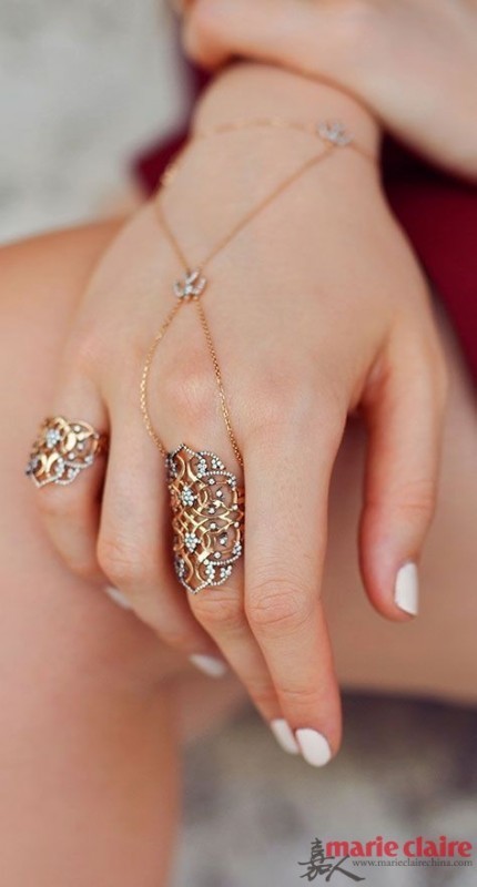 转眼就立夏，要问夏日必备单品，连指手链绝对再重要不过。捂了一个冬天的细嫩肌肤在夏日展现，在白皙的手指上套上或简洁或略带造型的连指手链，不仅拉长了整个手部的线条，更比单戴戒指和手链多了一丝生气。