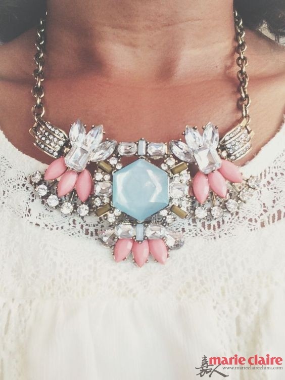 你有没有想过，那些无趣的低领衫、圆领衫其实也可以靠一条项链让它变得与众不同。偌大的造型和奇趣的色彩，在纯色衣物上展开一场夏日新风尚，配合自己的心情，在当日选一款喜欢的项链，除了让整个搭配增添时髦感之外，也无疑是一种小情调。