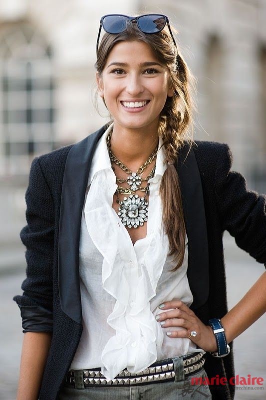 你有没有想过，那些无趣的低领衫、圆领衫其实也可以靠一条项链让它变得与众不同。偌大的造型和奇趣的色彩，在纯色衣物上展开一场夏日新风尚，配合自己的心情，在当日选一款喜欢的项链，除了让整个搭配增添时髦感之外，也无疑是一种小情调。