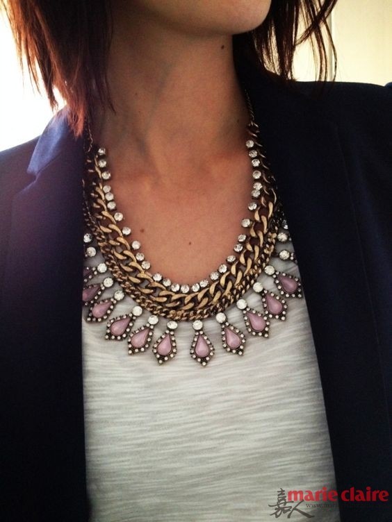 你有没有想过，那些无趣的低领衫、圆领衫其实也可以靠一条项链让它变得与众不同。偌大的造型和奇趣的色彩，在纯色衣物上展开一场夏日新风尚，配合自己的心情，在当日选一款喜欢的项链，除了让整个搭配增添时髦感之外，也无疑是一种小情调。