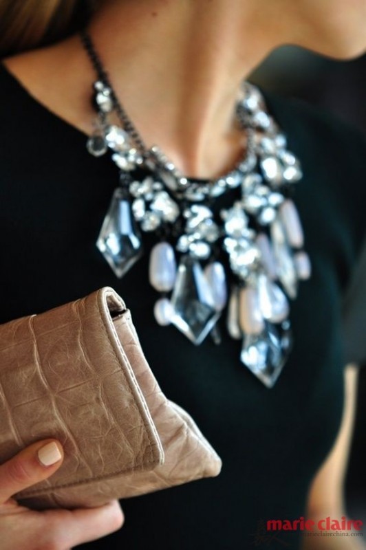 你有没有想过，那些无趣的低领衫、圆领衫其实也可以靠一条项链让它变得与众不同。偌大的造型和奇趣的色彩，在纯色衣物上展开一场夏日新风尚，配合自己的心情，在当日选一款喜欢的项链，除了让整个搭配增添时髦感之外，也无疑是一种小情调。