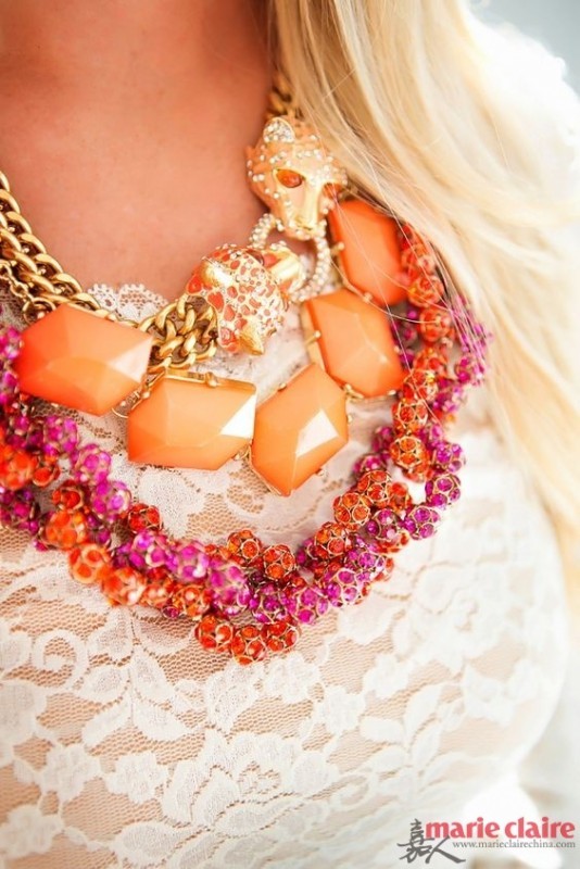 你有没有想过，那些无趣的低领衫、圆领衫其实也可以靠一条项链让它变得与众不同。偌大的造型和奇趣的色彩，在纯色衣物上展开一场夏日新风尚，配合自己的心情，在当日选一款喜欢的项链，除了让整个搭配增添时髦感之外，也无疑是一种小情调。