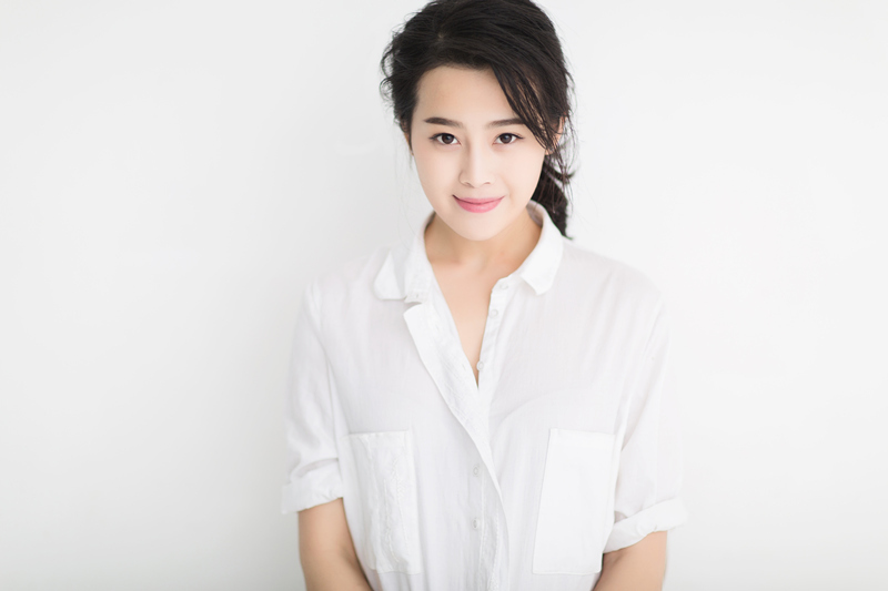 近日，刘洁涵白衬衫主题时尚大片曝光。照片中，简洁大方的白衬衫搭配凌乱发型尽显慵懒性感，修长美腿勾勒出曼妙身材。