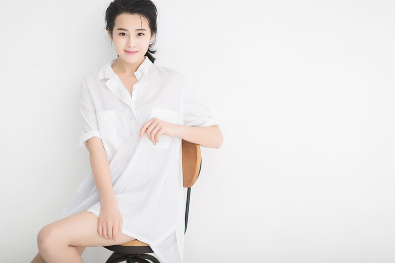 近日，刘洁涵白衬衫主题时尚大片曝光。照片中，简洁大方的白衬衫搭配凌乱发型尽显慵懒性感，修长美腿勾勒出曼妙身材。