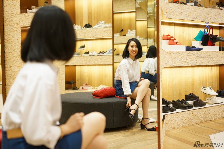 时尚博主黎贝卡的异想世界为你展示一件白衬衣的三种搭配！眼镜：亓那 服装：it