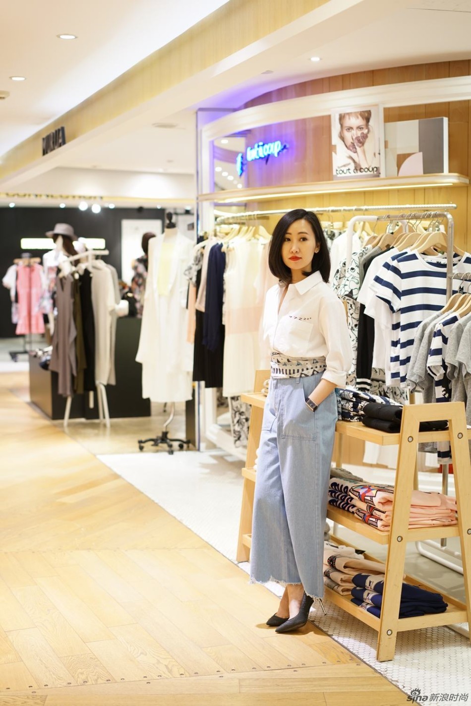 时尚博主黎贝卡的异想世界为你展示一件白衬衣的三种搭配！眼镜：亓那 服装：it