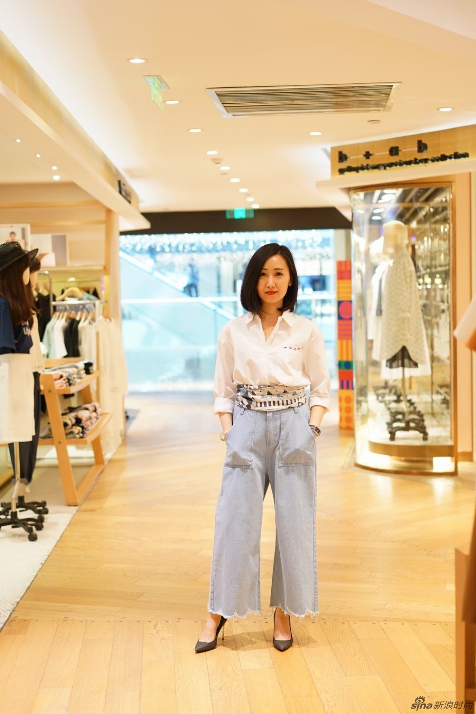 时尚博主黎贝卡的异想世界为你展示一件白衬衣的三种搭配！眼镜：亓那 服装：it