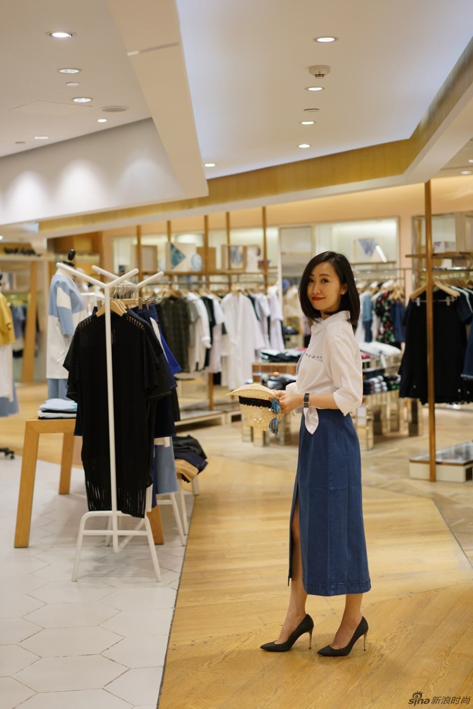 时尚博主黎贝卡的异想世界为你展示一件白衬衣的三种搭配！眼镜：亓那 服装：it