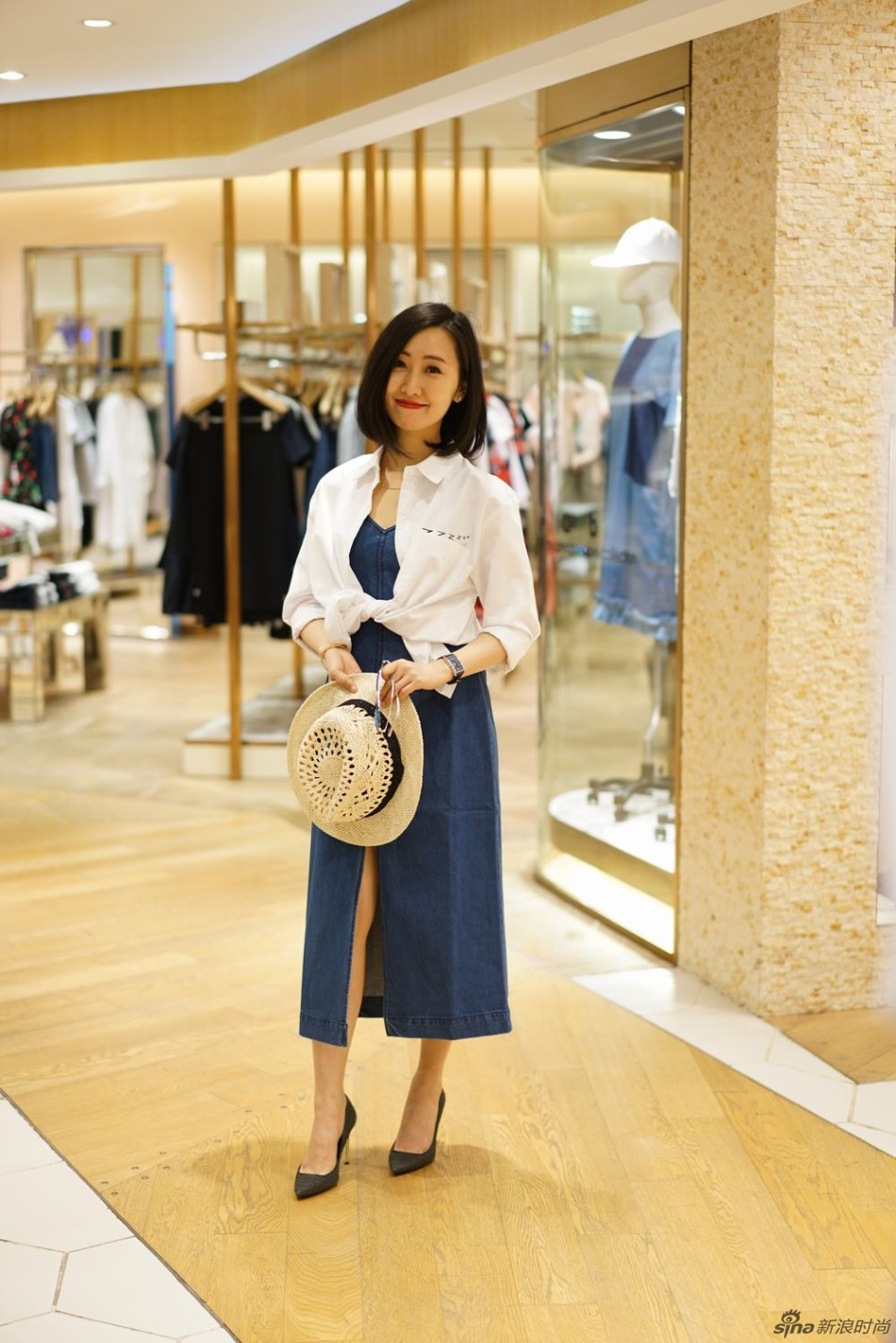 时尚博主黎贝卡的异想世界为你展示一件白衬衣的三种搭配！眼镜：亓那 服装：it