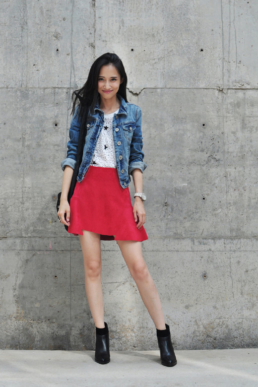 【百穿不厌 牛仔夹克的N种搭配方式】一到春天就是牛仔的天下，各种牛仔外套的天下，任凭是时尚圈怎么变，牛仔外套都是经典又百搭，男生女生都可轻松驾驭。一起看看美搭达人的各种牛仔搭配示范吧！