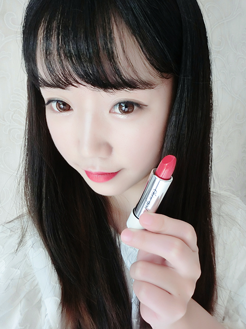 想要肤白貌美 画红唇妆就可以