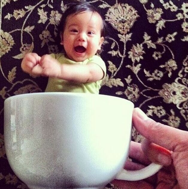 把你身边最重要的人放在杯子里吧.杯子里的你我他。