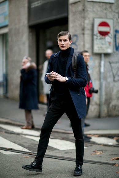 2016秋冬男装周即将收官，再次精选出一大波颜值颇高的男模小鲜肉街拍LOOK，千万别眨眼，一起来看看吧！