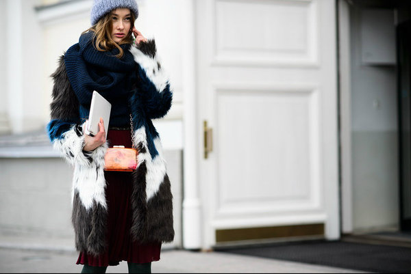 去年潮人们那“极品”的彩色皮草教给我们一个真理，即“一枚好外套的重要性”！男装周后紧接着就是时装周，大家又可以风光一把了，充满活力又胖乎乎的炫彩皮草登上了潮人必选NO.1的位置，怎么搭配才出俏呢？精选24套国外潮人优质街拍，满足你的各种混搭欲！