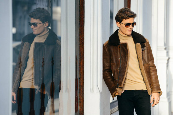 伦敦男装周结束了，心里话，街拍比秀场要好看的多，各路你熟悉或是不熟悉的超模、摄影师、博主、小鲜肉、萌大叔纷纷上演一场视觉盛宴，各种LOOK、各种Feel让你眼花缭乱目不暇接，先来看几张解解馋！