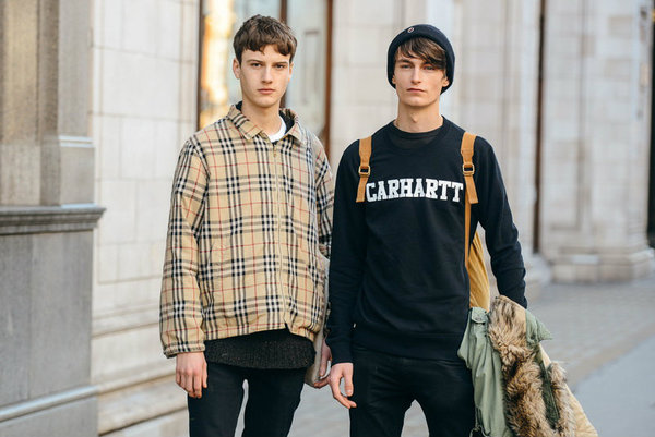 伦敦男装周结束了，心里话，街拍比秀场要好看的多，各路你熟悉或是不熟悉的超模、摄影师、博主、小鲜肉、萌大叔纷纷上演一场视觉盛宴，各种LOOK、各种Feel让你眼花缭乱目不暇接，先来看几张解解馋！