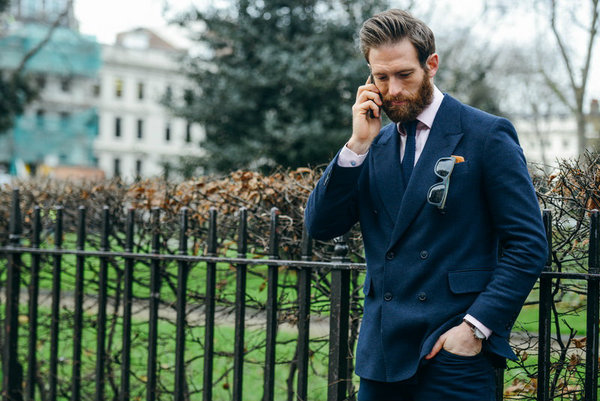 伦敦男装周结束了，心里话，街拍比秀场要好看的多，各路你熟悉或是不熟悉的超模、摄影师、博主、小鲜肉、萌大叔纷纷上演一场视觉盛宴，各种LOOK、各种Feel让你眼花缭乱目不暇接，先来看几张解解馋！