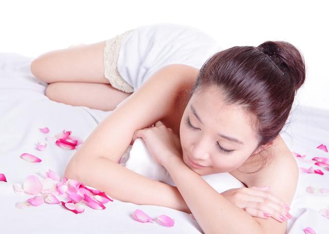 宝宝还在吃奶，妈妈发现自己怀孕，只因做了这件事