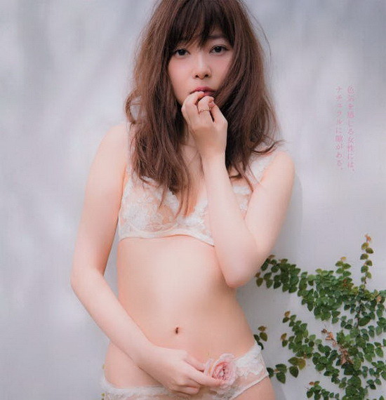 指原莉乃半裸写真艳照，带来非常不一样的性感画面