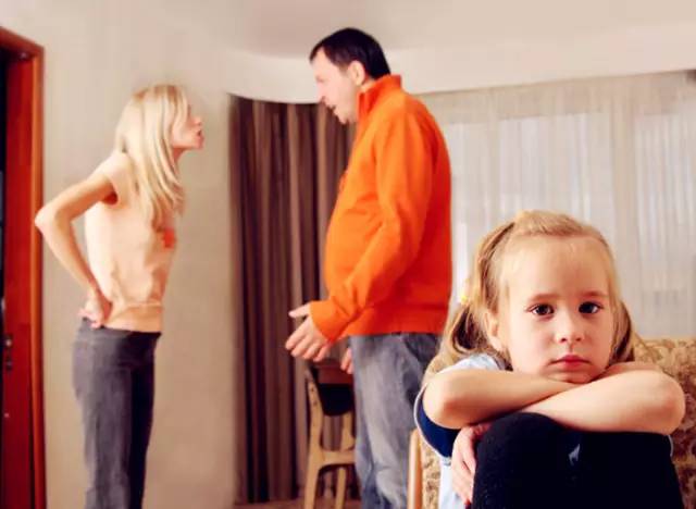 当爹妈这样做时，孩子的专注力被破坏