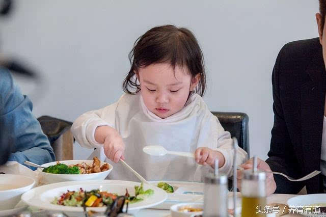 十大明星妈妈的育儿之道,王菲才排第二。第一实至名归!