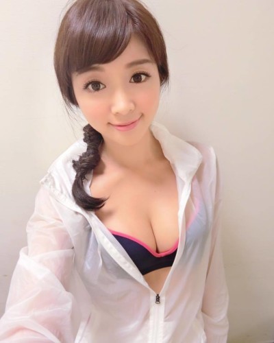 台湾美女玩家晒写真 身材性感不逊韩国女主播