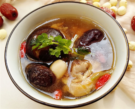 <b>【香菇鸡汤怎么熬好喝】香菇鸡汤怎么做好吃_香菇鸡汤的做法</b>