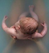 头胎“感觉很痛苦”妈妈水中生二孩 网友直呼霸气