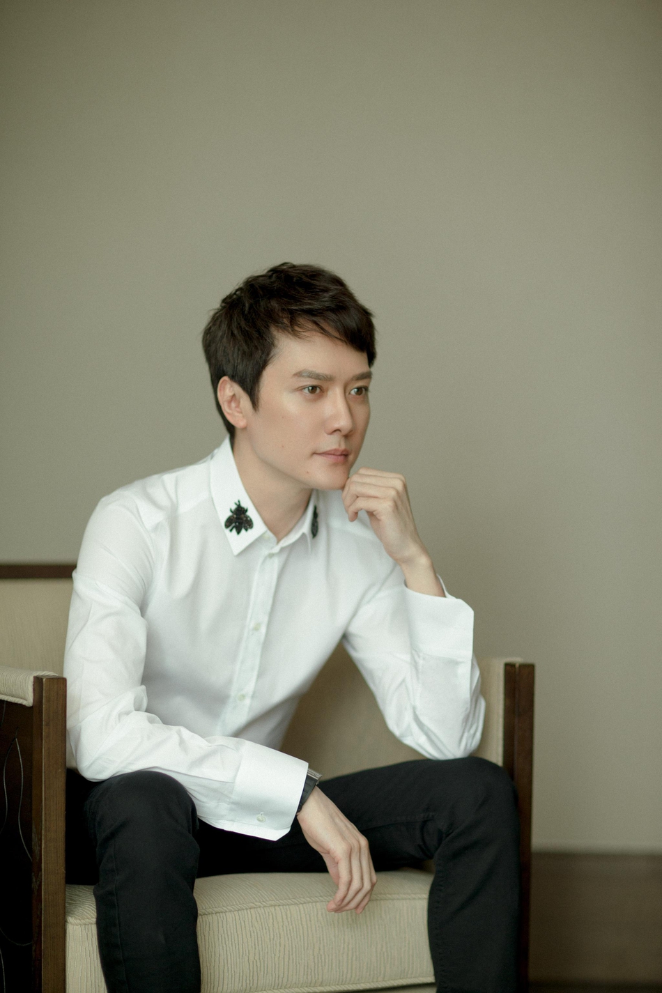 冯绍峰清爽演绎经典白衬衫