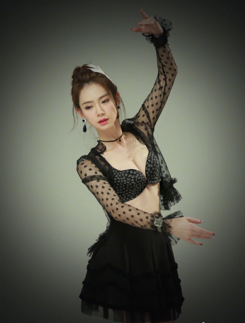 戚薇最新写真 黑色蕾丝衬托她更加优雅高贵