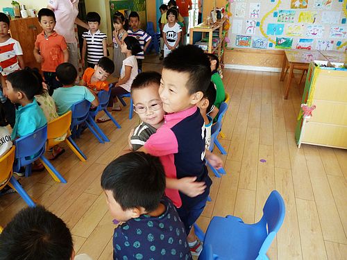 孩子不会交朋友怎么办？教孩子交朋友的方法