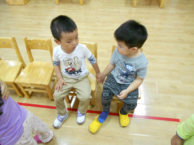 孩子不会交朋友怎么办？教孩子交朋友的方法