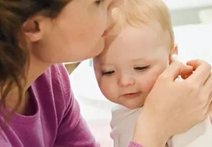 宝宝老抓耳朵是怎么回事 孩子为什么老是抓耳朵原因有这些