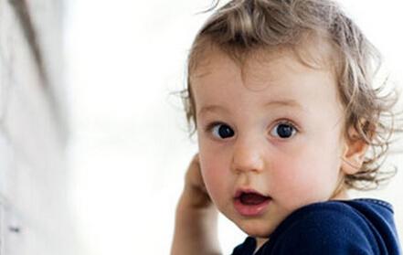宝宝老抓耳朵是怎么回事 孩子为什么老是抓耳朵原因有这些