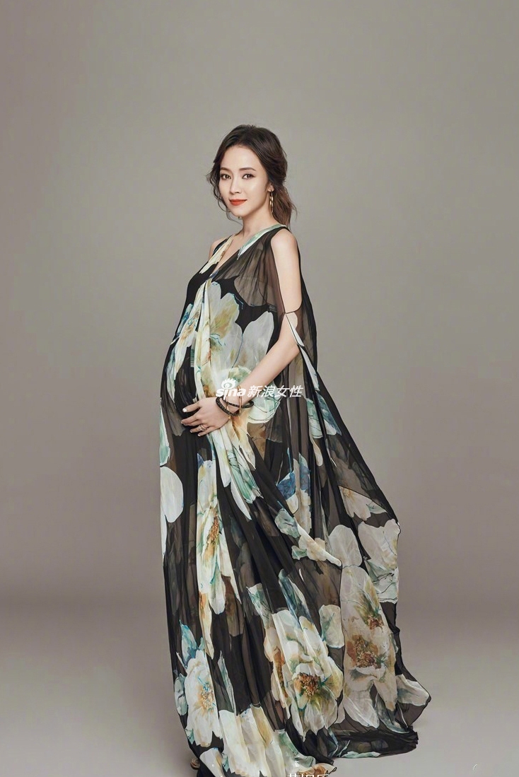 辣妈侯佩岑怀二胎写真 肚大如球时髦靓丽